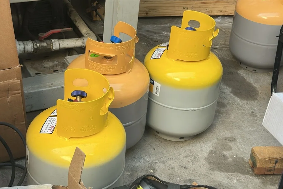 Cilindros de refrigeración en un área de trabajo