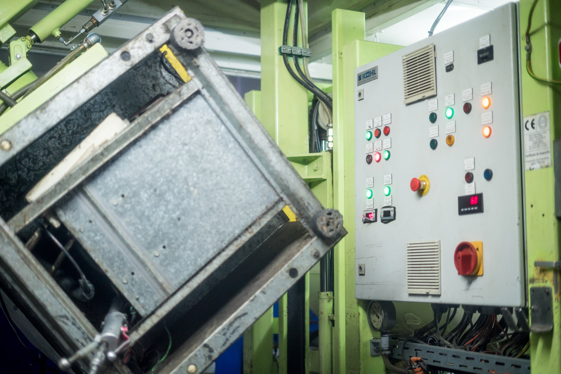 Técnico realizando recuperación de refrigerante