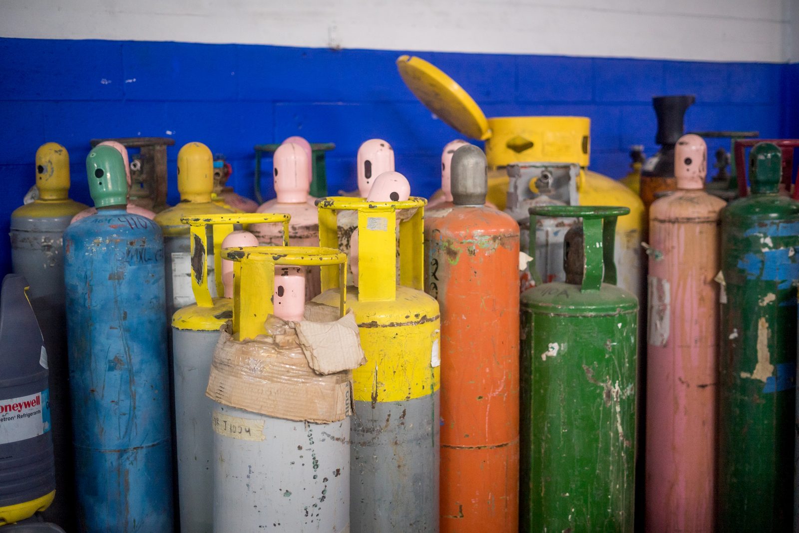 Acopio de cilindros de refrigerante recuperado, segregados por tipo de gas