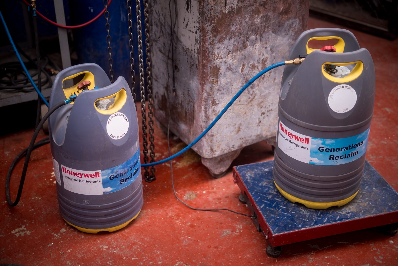 Cilindros de recuperación de refrigerante sobre báscula, recuperación con pesaje