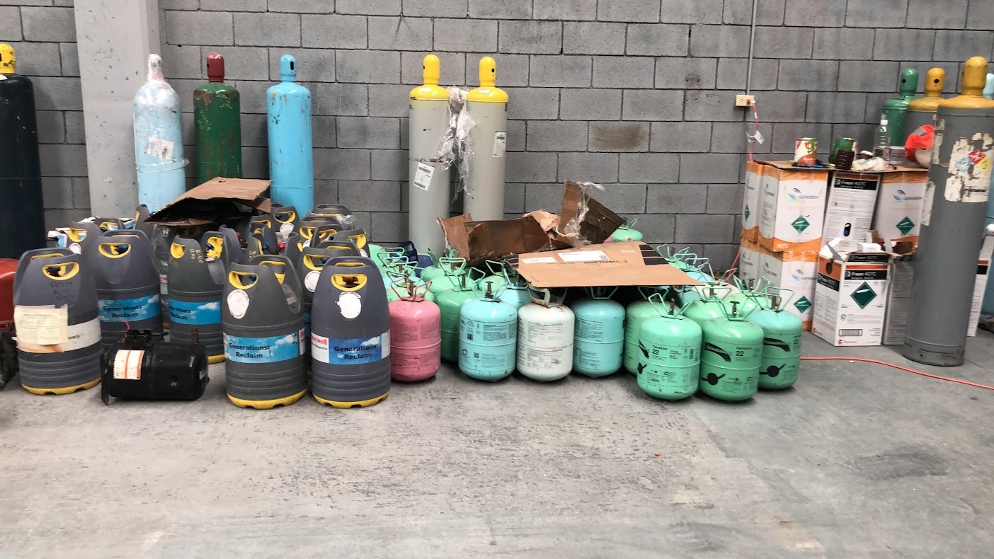 Cilindros de distintos tipos agrupados en un área de acopio industrial