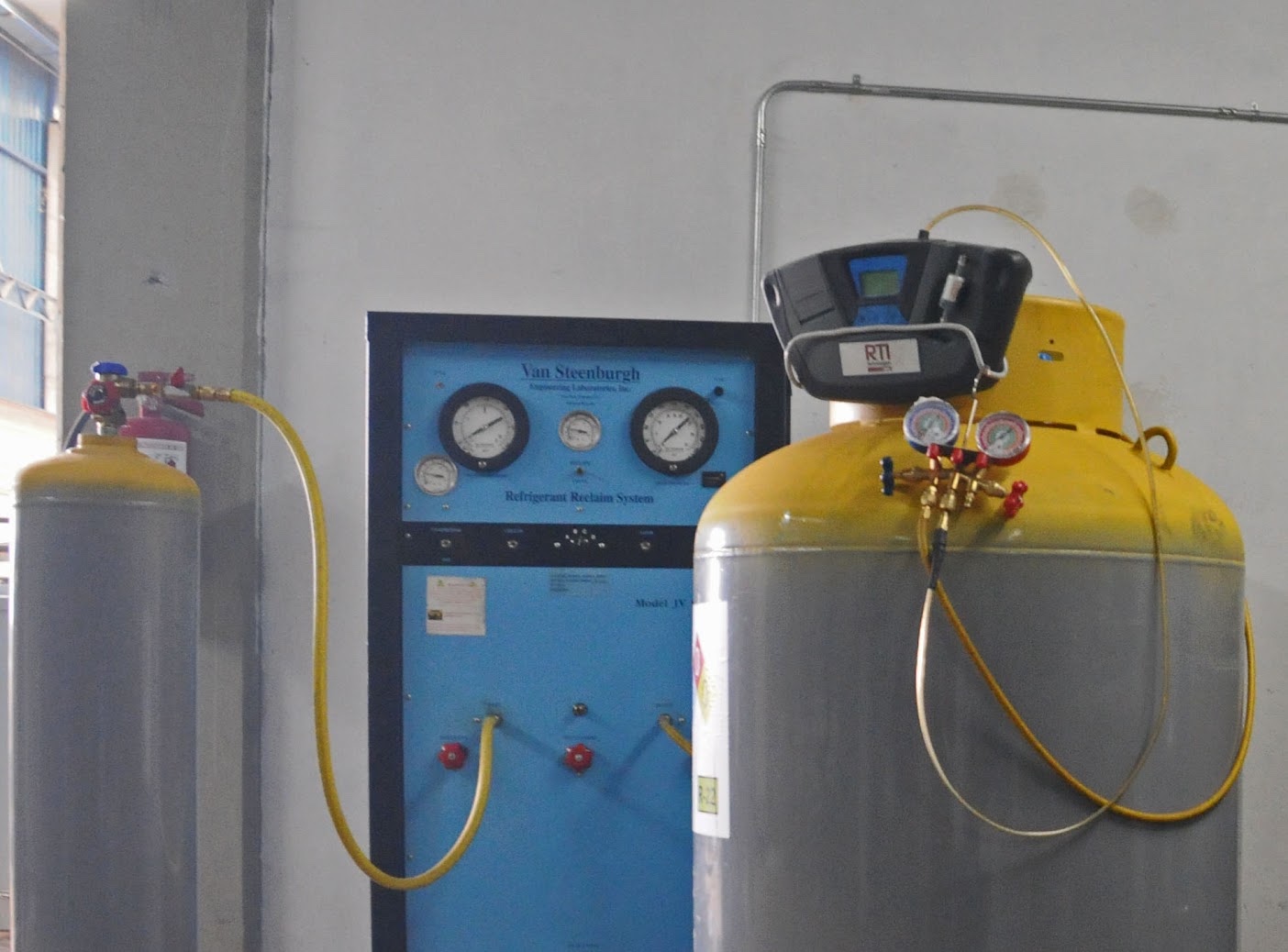 Equipo identificado visualmente como Refrigerant Reclaim System