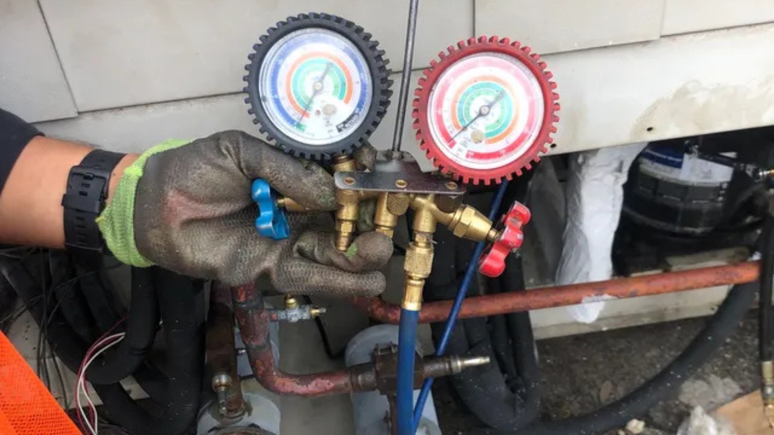 Manifold conectado a un equipo HVAC durante una medición