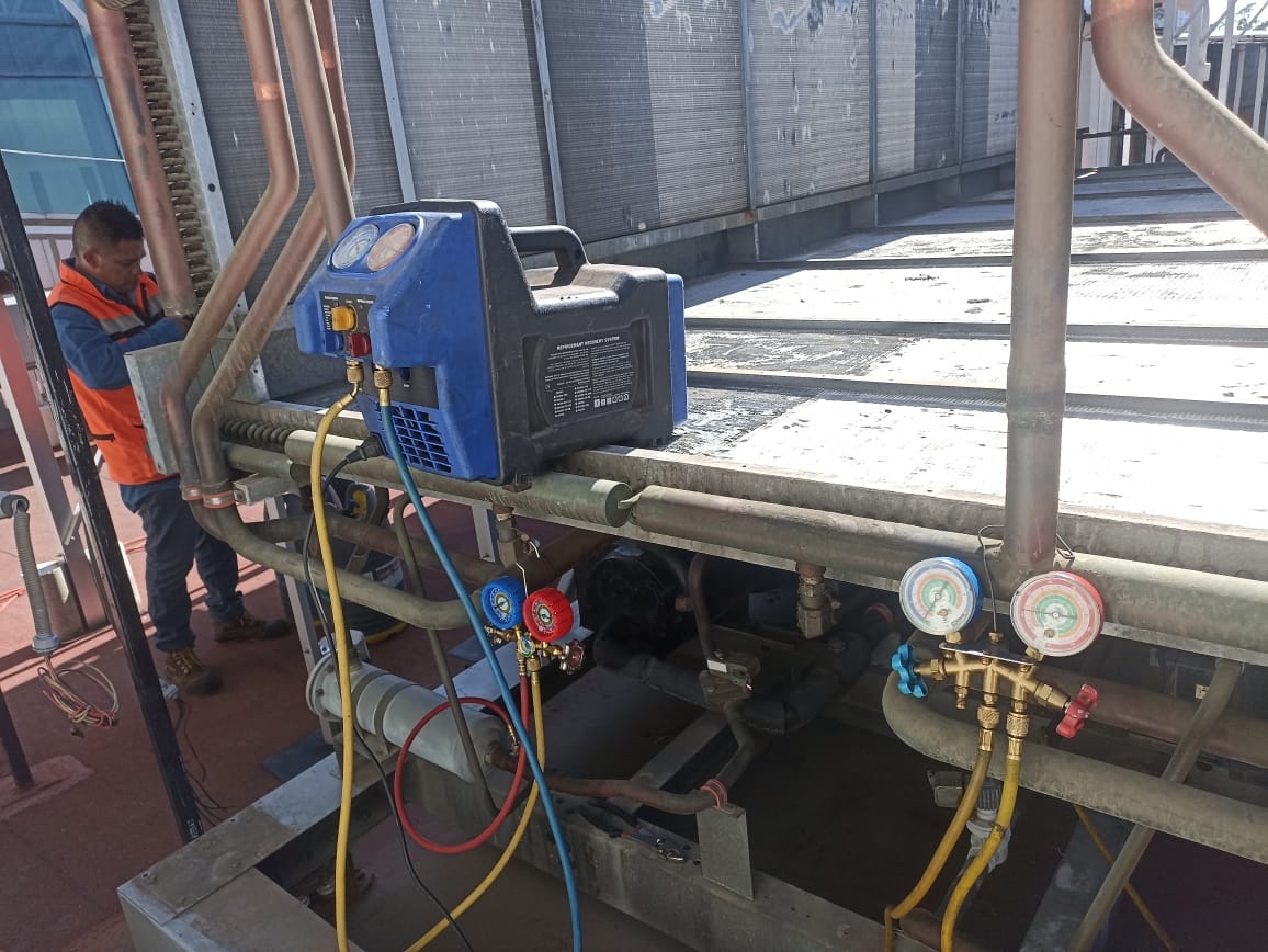 Equipo de recuperación y manifolds conectados en una instalación industrial